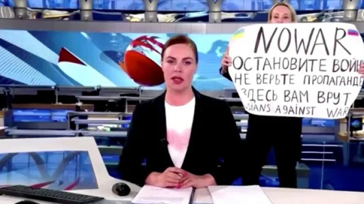 Canlı yayında savaşı protesto eden Rus gazeteci serbest bırakıldı