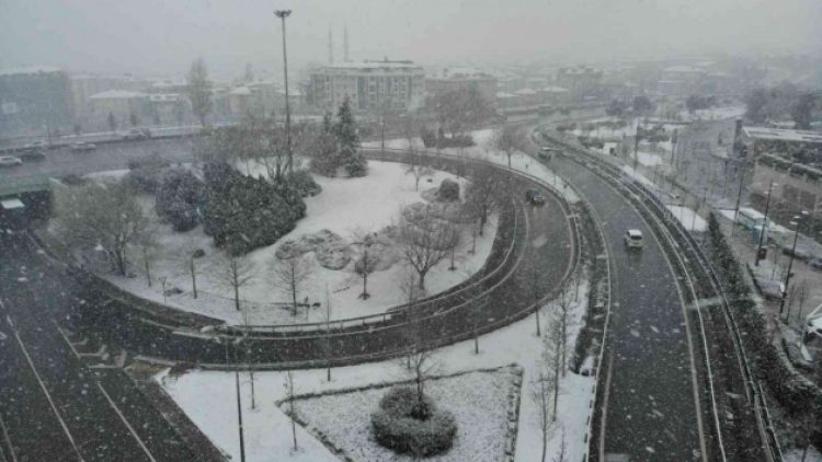 İstanbul’da beklenen kar yağışı başladı