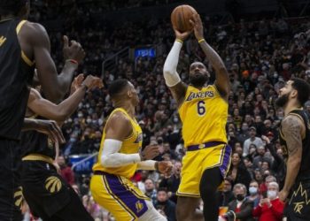 LeBron James’ten tarihi performans