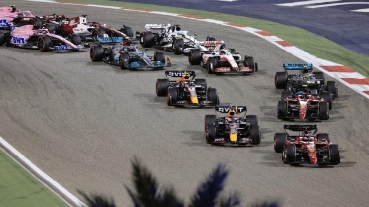 Ferrari yeni sezona dubleyle girdi!
