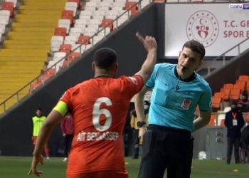 Adanaspor-Eyüpspor maçının hakeminden yanlış kırmızı kart!