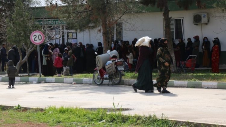 Bu da bakliyat kuyruğu: Onlar Saray’da biz sırada