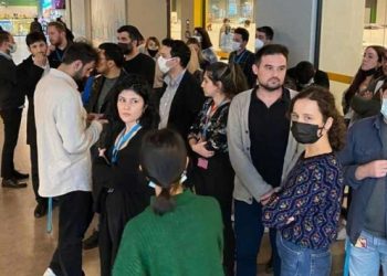 Rektör yardımcısı, asistanların üzerine yürüdü