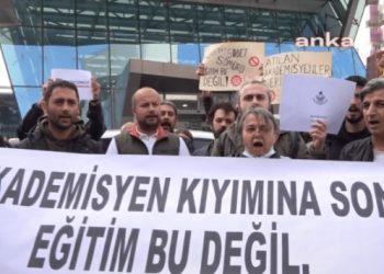 Tazminatsız işten çıkarılan Nişantaşı Üniversitesi öğretim üyelerinden protesto