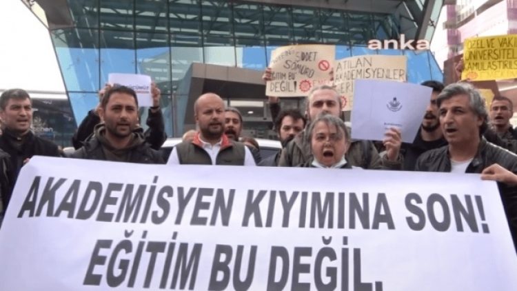 Tazminatsız işten çıkarılan Nişantaşı Üniversitesi öğretim üyelerinden protesto