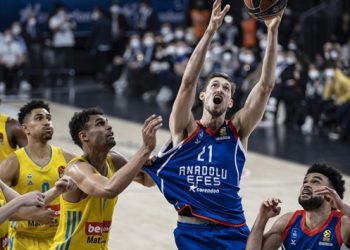 Anadolu Efes, Euroleague’de play-off’u garantiledi