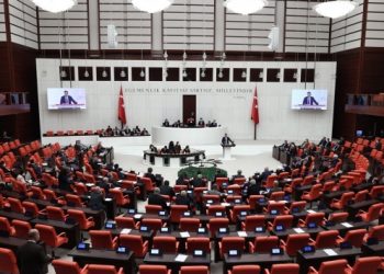 Seçim yasası görüşülürken AKP’li milletvekilleri maç izlemeye gitmiş