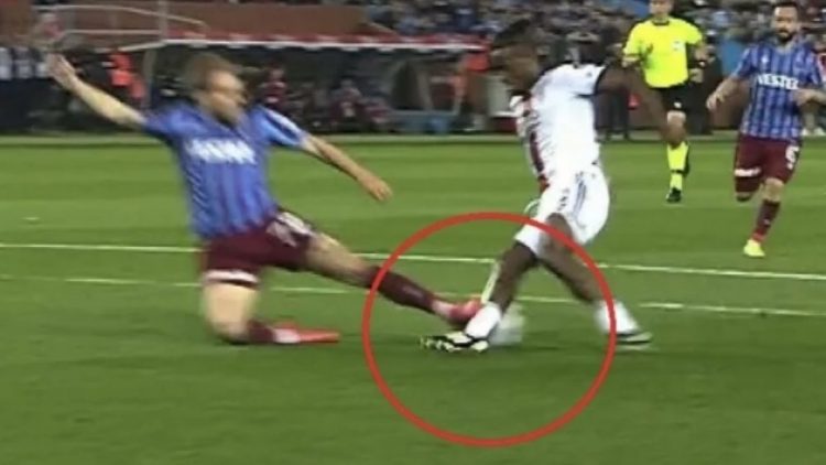 Trabzonspor-Beşiktaş derbisinde penaltı tartışması