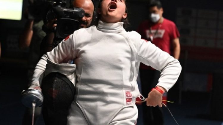 Eskrimde tarihi başarı: Aleyna Ertürk altın madalya kazandı