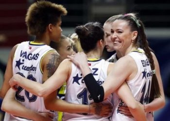 Eczacıbaşı’yı yenen Fenerbahçe Opet finalde!