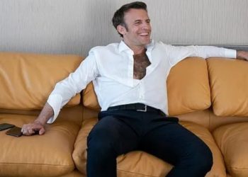 Macron’un ‘bağrı açık’ fotoğrafı tartışma konusu oldu