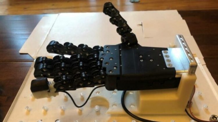 İnsan derisi hassasiyetine sahip ‘robot el’ üretildi
