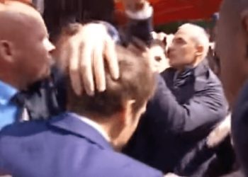 Macron’a pazarda domatesli saldırı