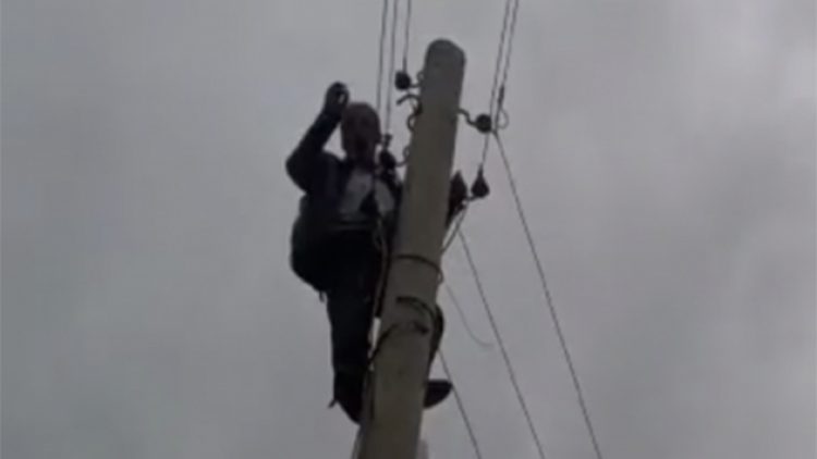 AKP’li muhtar elektrik direğine tırmandı: ‘Bizle ilgilenen yok’