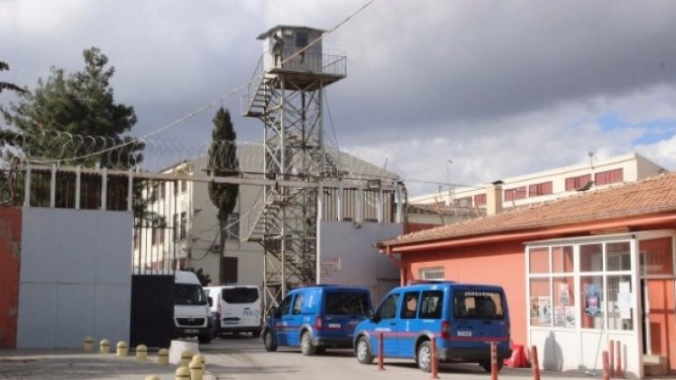 Tahliyesine karar verilen sanık 4 ay cezaevinde ‘unutuldu’