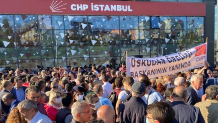 CHP İstanbul İl Başkanlığı önünde ‘Kaftancıoğlu’na destek gösterisi