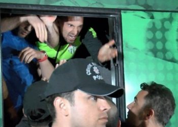 Bursaspor küme düştü, taraftarlar kaptanı darp etti