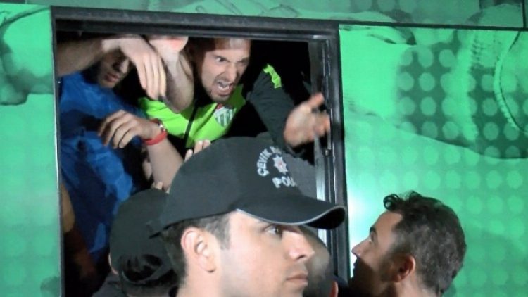 Bursaspor küme düştü, taraftarlar kaptanı darp etti