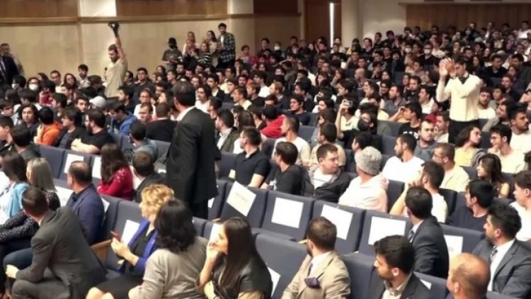 Ümit Özdağ’ı protesto eden Suriyeli öğrenci: Beni yumrukladılar