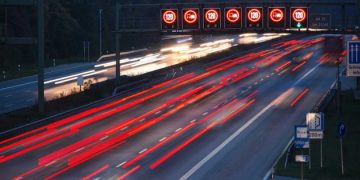 Otoyollarda otomobillerin hız sınırları yükseltildi