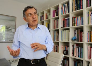 Ağırdır: 6’lı masanın önünde 4 adım var
