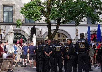 Nazi selamı veren İngiliz taraftarlar tutuklandı