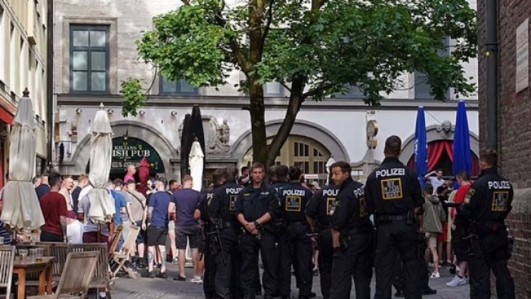 Nazi selamı veren İngiliz taraftarlar tutuklandı