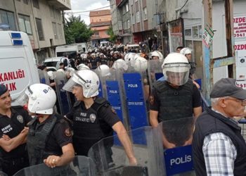 Elektrikleri kesmeleri için götürülen işçiler ‘Biz mahallelinin yanındayız’ dedi