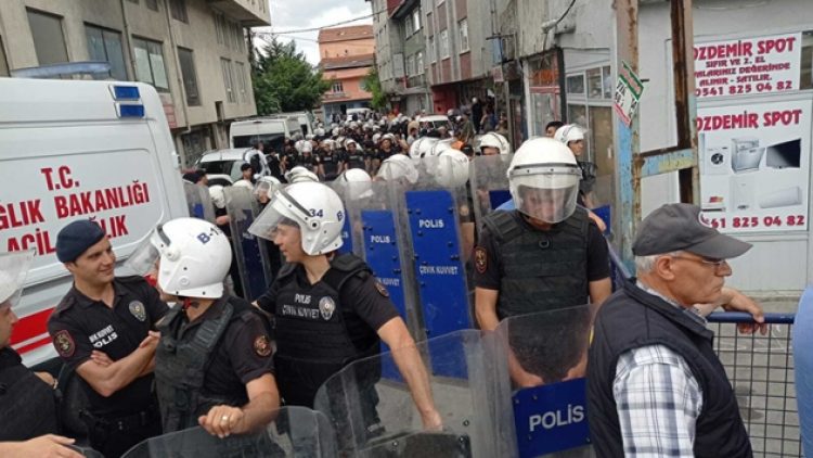 Elektrikleri kesmeleri için götürülen işçiler ‘Biz mahallelinin yanındayız’ dedi