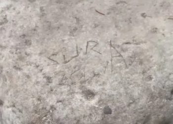 Tarihi sütuna restorasyon sırasında yazı yazıldı