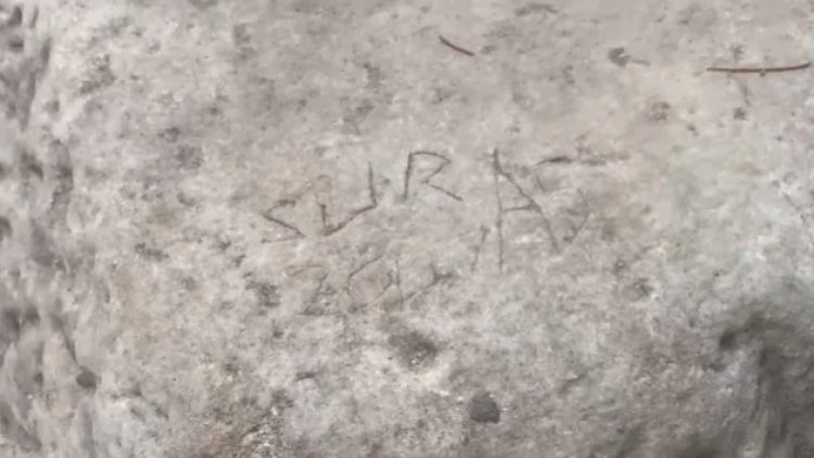 Tarihi sütuna restorasyon sırasında yazı yazıldı