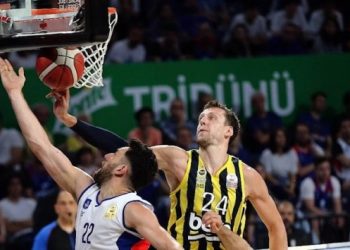 Anadolu Efes evinde kazandı!