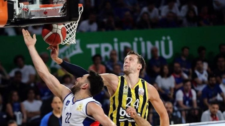 Anadolu Efes evinde kazandı!