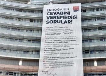 Erdoğan’ın cevap veremediği 10 soru CHP Genel Merkezi’ne asıldı!