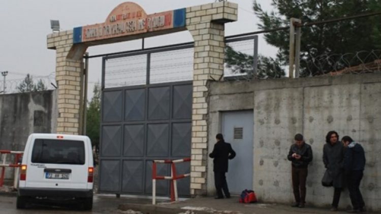 Tutuklu kadınlara çıplak arama ve ‘yalın ayak’ dayatması