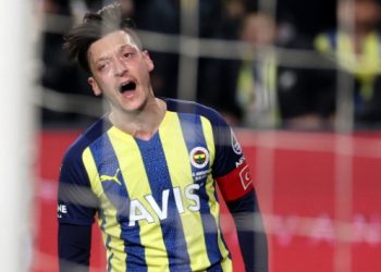 Mesut Özil sessizliğini bozdu: Bırakmayacağım