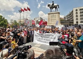 Gazetecilerden seçim ayarlı ‘sansür yasası’na tepki