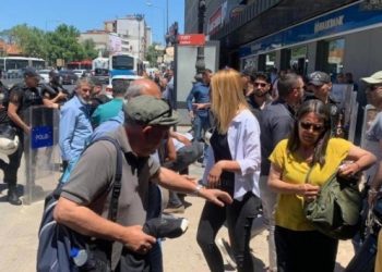 Gazetecilerin tutuklanmasını protesto eden gazeteciler gözaltında