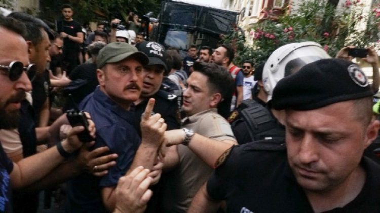 Gazetecilere şiddet uygulayan polis Hanifi Zengin, Meclis gündeminde