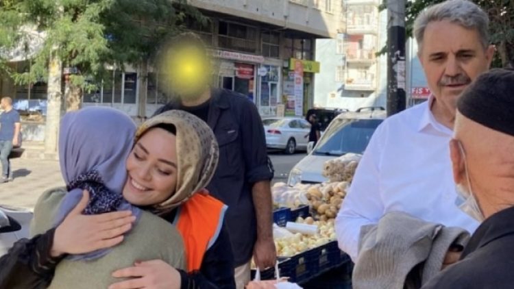 İddia: AKP ilçe başkanı polise parti broşürü taşıttı