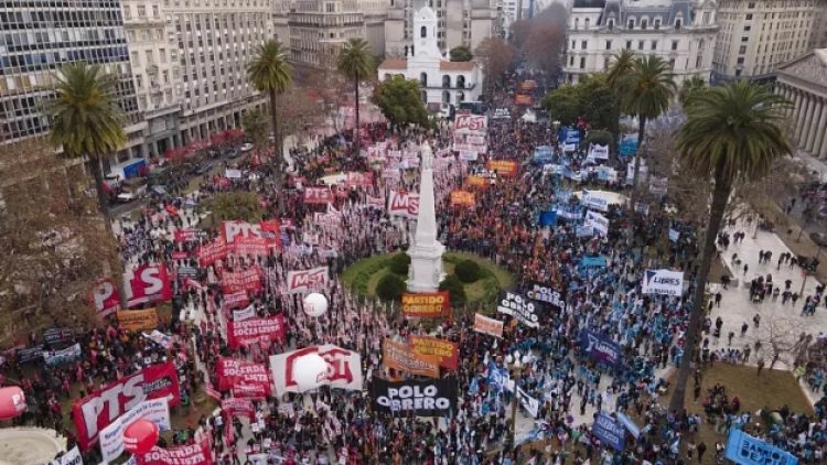 Arjantin’de de ekonomik kriz halkı sokağa döktü