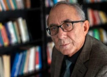 Üniversitedeki görevine son verilen Behramoğlu, SADAT’ı işaret etti