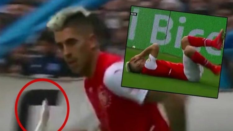 Arjantin’de futbolcunun yüzüne tribünden balık atıldı!