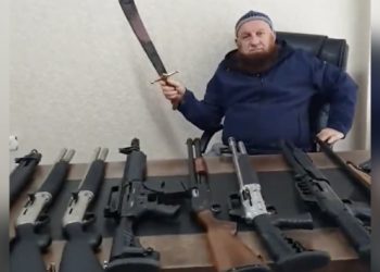 Tüfek ve kılıçla poz veren Rizeli başkan gözaltına alınıp serbest bırakıldı