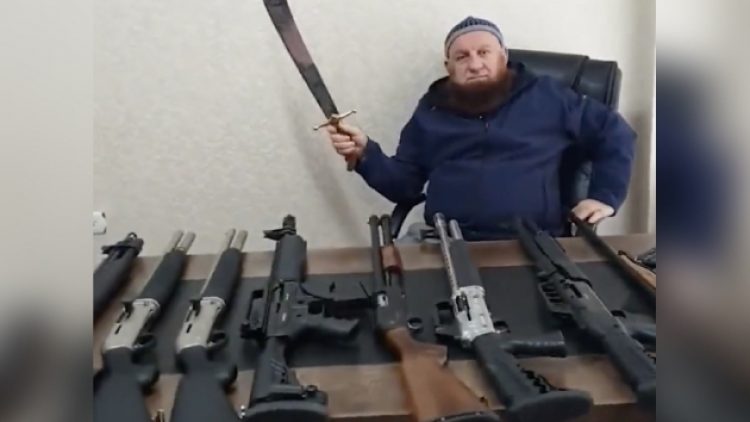 Tüfek ve kılıçla poz veren Rizeli başkan gözaltına alınıp serbest bırakıldı