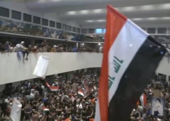 Irak’ta Sadr yanlıları Meclisi bastı