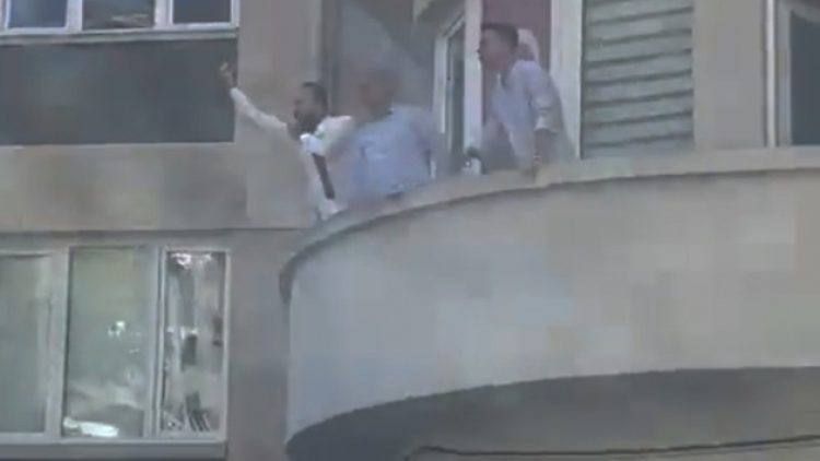 Türk-İş yöneticileri el kol hareketiyle işçilere hakaret etti