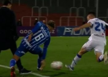 Teknik direktör, oyuncuya faul yaptı!