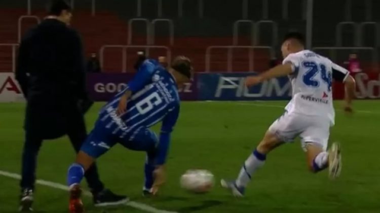 Teknik direktör, oyuncuya faul yaptı!