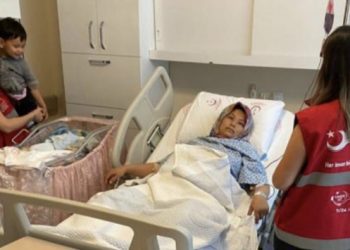 Yunanistan’ın geri ittiği bottaki kadın, nehir kıyısında doğum yaptı